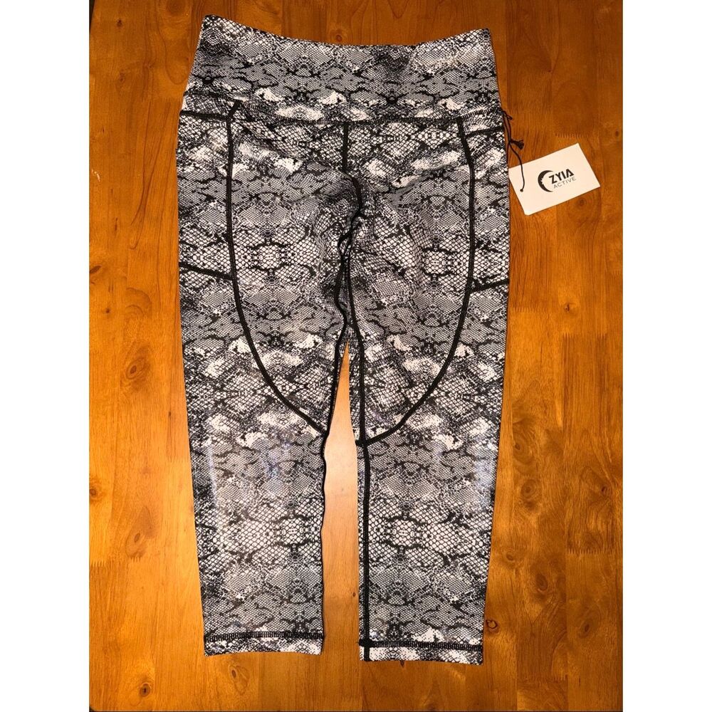 ZYIA Active White Black Hi-Waist Leggings Size 8-10 crop capri snake skin print